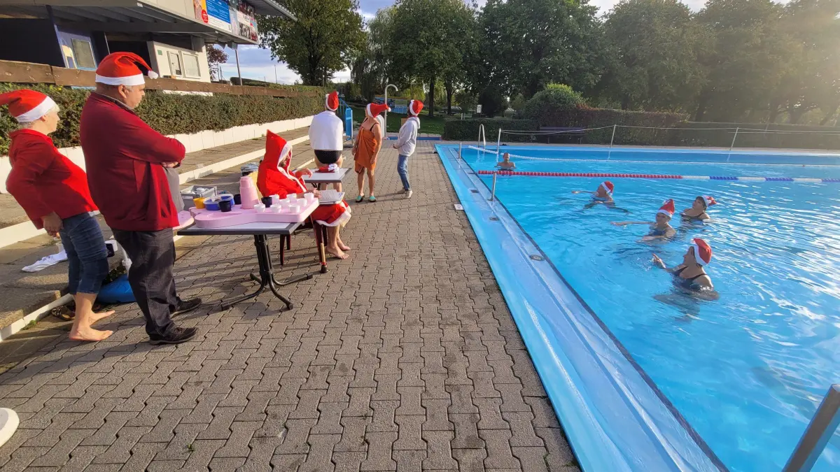 In der Vergangenheit hatten Stammgäste des Langenburger Freibads mit dem Saisonende Weihnachten voraus gefeiert. Die Bescherung der Verwaltung am Dienstag ist für die Freibadfreunde nicht erfreulich: Sie hängen weiter in der Luft, was die Zukunft angeht.