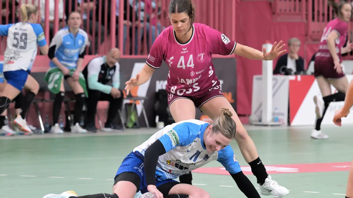 TusSies Metzingen vs. Sport-Union Neckarsulm, Handball, Alsco HBF, 9.Ligaspieltag, Saison 2025/2026, 27.12.2025: Lois van Vliet (TusSies Metzingen, #44) gegen Annefleur Bruggeman (Sport-Union Neckarsulm, #11)
TusSies Metzingen vs. Sport-Union Neckarsulm, Handball, Alsco HBF, 9.Ligaspieltag, Saison 2025/2026, 27.12.2025
Foto: Eibner-Pressefoto/Tobias Baur