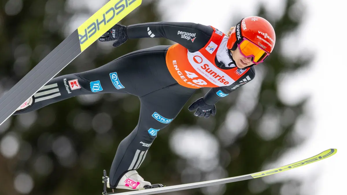 Katharina Schmid: ARCHIV - 19.12.2025, Schweiz, Engelberg: Ski nordisch/Skispringen: Weltcup, Training. Katharina Schmid aus Deutschland während eines Trainings beim FIS-Skisprung-Weltcup der Damen auf der Gross-Titlis-Schanze. (zu dpa: «Skispringerin Schmid macht nach Olympia-Winter Schluss») Foto: Philipp Schmidli/KEYSTONE/dpa +++ dpa-Bildfunk +++