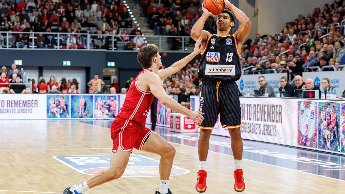 BMA365 Bamberg Baskets vs. ratiopharm Ulm, Basketball, easyCredit BBL, 12. Spieltag, 27.12.2025: Zachary Ensminger (BMA365 Bamberg Baskets, #01), Mark Smith (ratiopharm Ulm, #13),
BMA365 Bamberg Baskets vs. ratiopharm Ulm, Basketball, easyCredit BBL, 12. Spieltag, 27.12.2025
Foto: Eibner-Pressefoto/Guener Santemiz