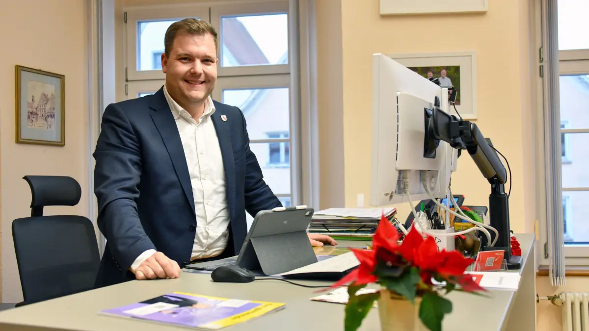 Munderkingens Bürgermeister Thomas Schelkle hat von seinem Büro aus Blick auf zwei große Bauvorhaben, die die Altstadt im kommenden Jahr prägen werden.