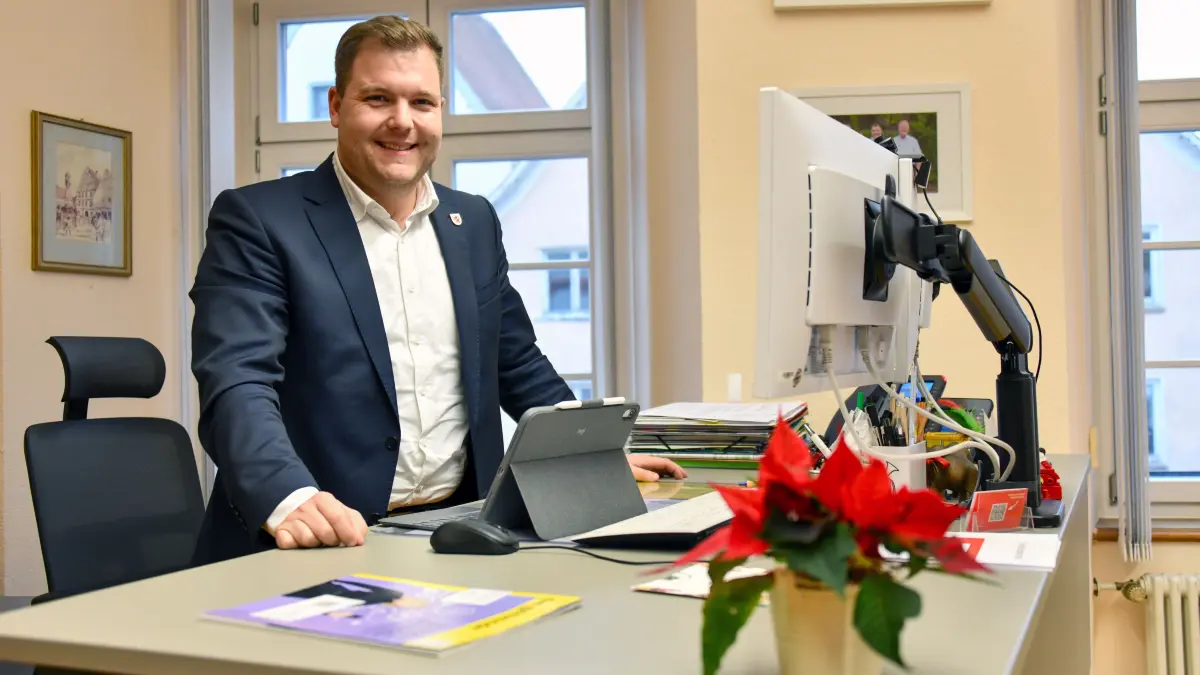 Munderkingens Bürgermeister Thomas Schelkle hat von seinem Büro aus Blick auf zwei große Bauvorhaben, die die Altstadt im kommenden Jahr prägen werden.