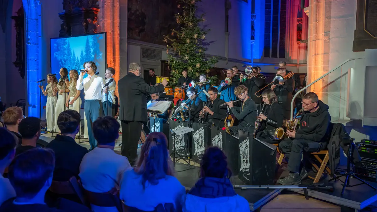 GP, Oberhofenkirche: Abendgottesdienst für Ausgeschlafene - Christmas in the Air. Mit Lumberjack Bigband und Musicalschule On Stage.