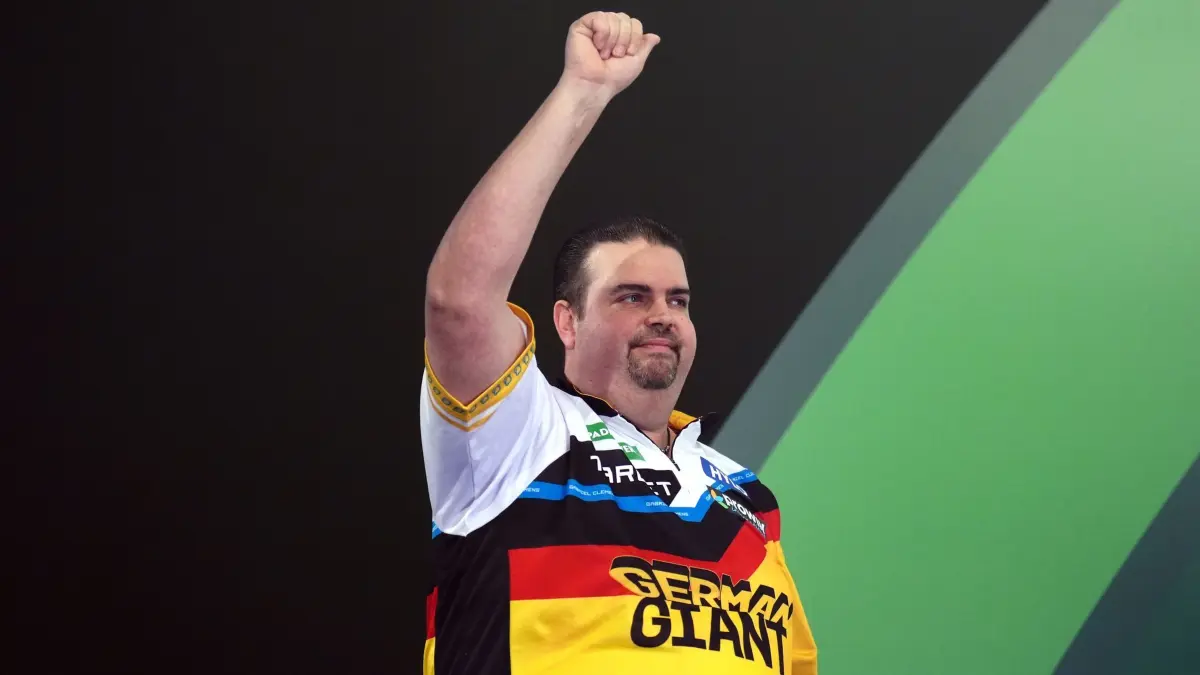 Darts-WM in London - Tag 15: 28.12.2025, Großbritannien, London: Darts: WM, 3. Runde, Humphries (England) - Clemens (Deutschland). Der Deutsche Gabriel Clemens vor seinem Spiel gegen den Engländer Humphries am fünfzehnten Tag der Paddy Power World Darts Championship im Alexandra Palace. Foto: John Walton/PA Wire/dpa +++ dpa-Bildfunk +++