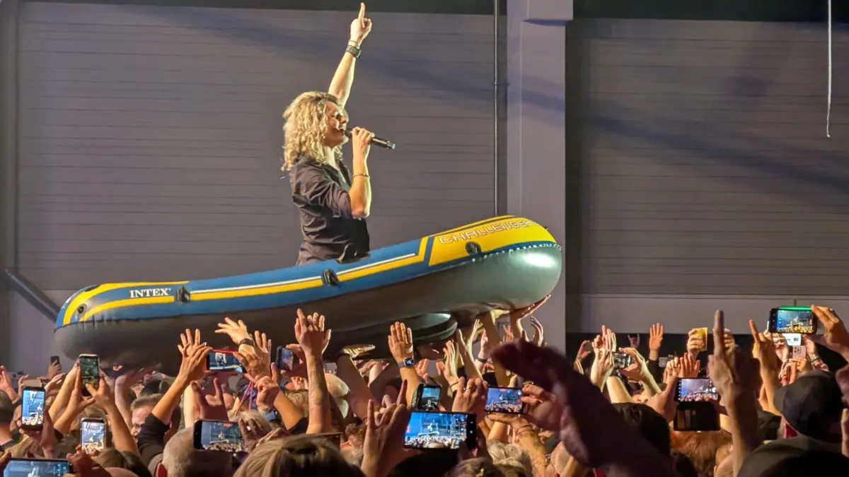 Hannes Braun singt im Schlauchboot über den Köpfen der Fans. Crowd-Surfing mit Humor, Körperspannung und erstaunlicher Textsicherheit. Rock’n’Roll - aber bitte schwäbisch kontrolliert.