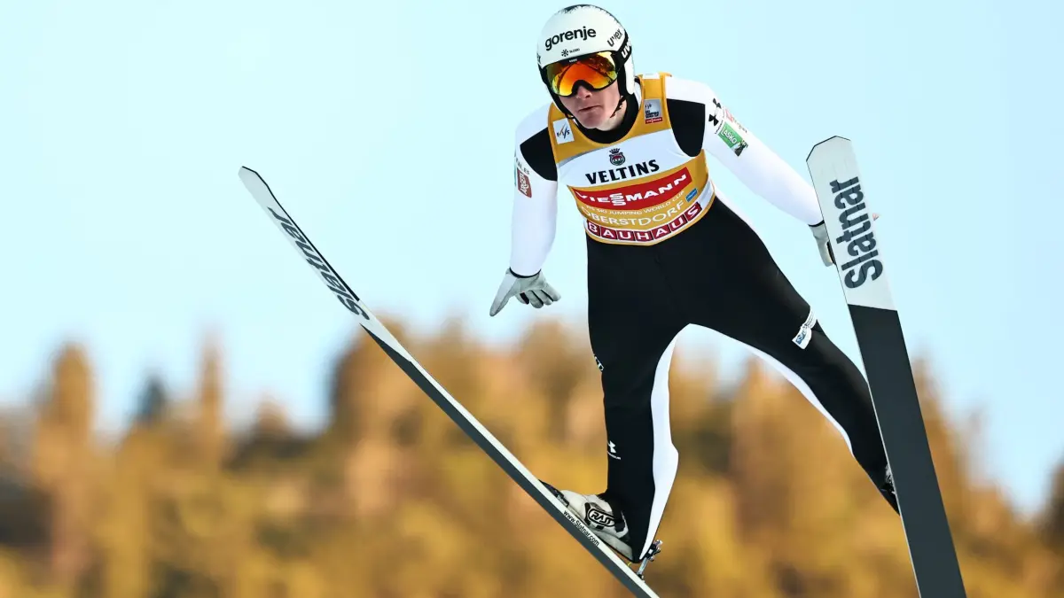 74. Vierschanzentournee - Oberstdorf: 28.12.2025, Bayern, Oberstdorf: Skispringen: Vierschanzentournee, Weltcup, Großschanze, Männer, Training, Domen Prevc (Slovenien) in AKtion. Foto: Daniel Karmann/dpa +++ dpa-Bildfunk +++