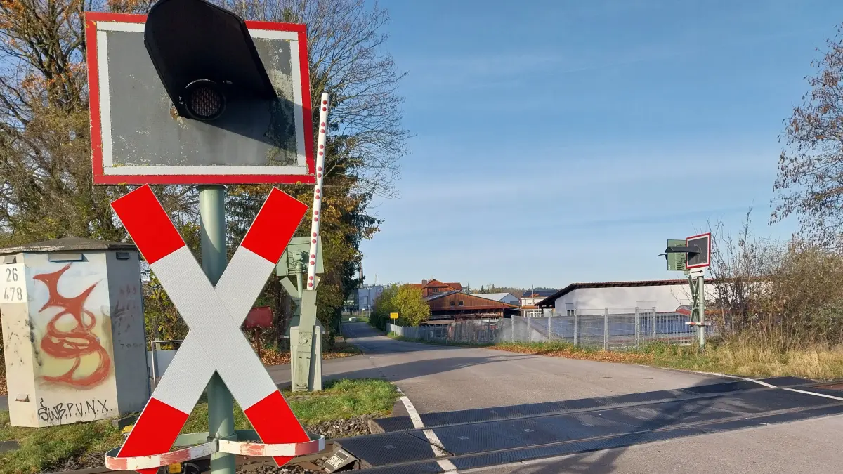 Fünf Bahnübergänge, wie hier im Reinetalweg, führen auf Gemarkung Hechingen über die Zollern-Alb-Bahn.