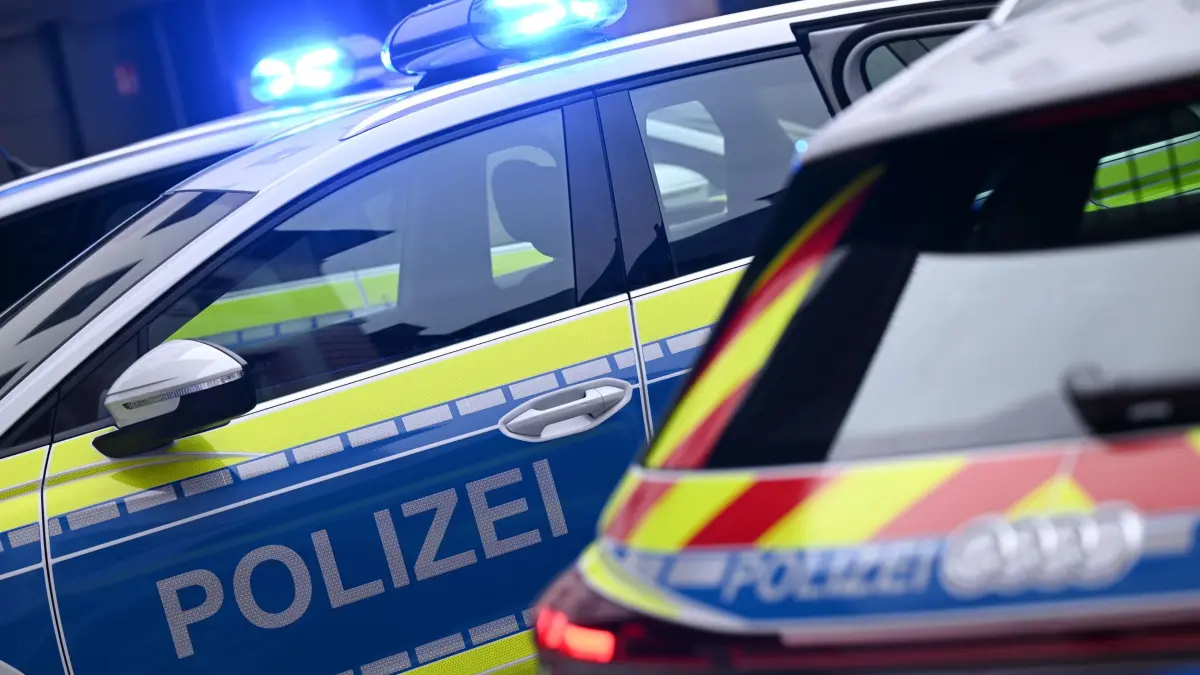 Polizeiautos in Rheinland-Pfalz: ARCHIV - 06.02.2024, Rheinland-Pfalz, Mainz: Drei Audi Q4 e-tron-Streifenwagen, die im Rahmen eines Pilotversuchs getestet werden, stehen am Rande der Vorstellung des neuen Polizeigesetzes im Hof des Innenministeriums. Mit dem neuen Gesetz soll auch die Ausstattung der Polizei modernisiert werden. (zu dpa: «Schüsse in Prüm - Polizei ermittelt») Foto: Arne Dedert/dpa +++ dpa-Bildfunk +++