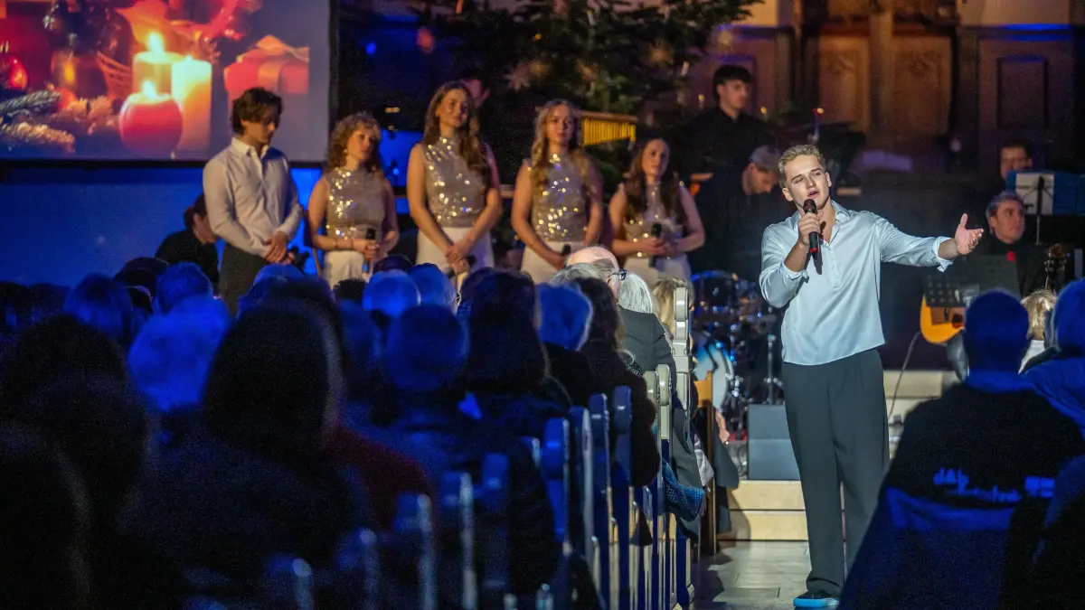 GP, Oberhofenkirche: Abendgottesdienst für Ausgeschlafene - Christmas in the Air. Mit Lumberjack Bigband und Musicalschule On Stage.