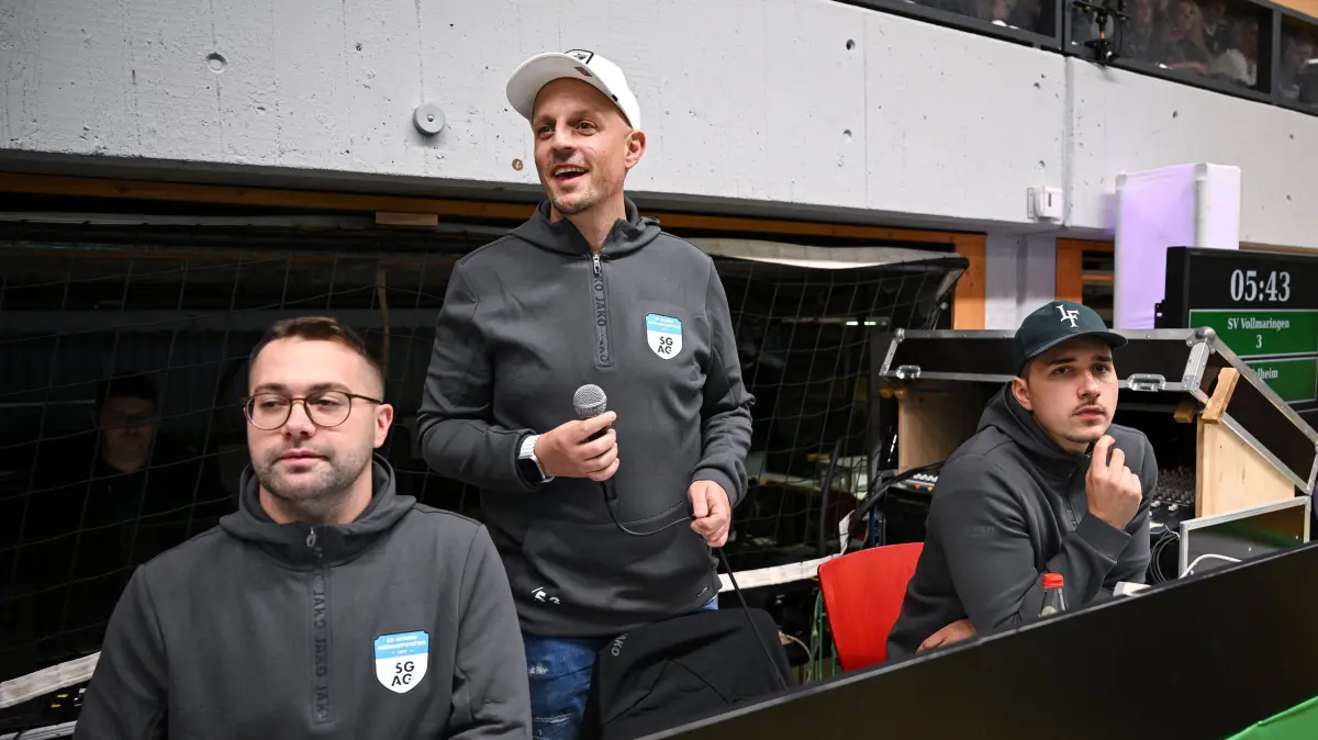 Hallenfussball Stadtteilpokal Horb 2025/2026 42. Turnier Ausrichter FC Gruenmettstetten : Hallenfussball
Stadtteilpokal Horb 2025/2026 27.12.2025 42. Turnier Ausrichter FC Gruenmettstetten;
Turnierleitung um Rene Kaupp, Hallensprecher Mathias Saier und Luka Schaefer (v.li.)
FOTO: Pressefoto ULMER / Markus Ulmer
xxNOxMODELxRELEASExx