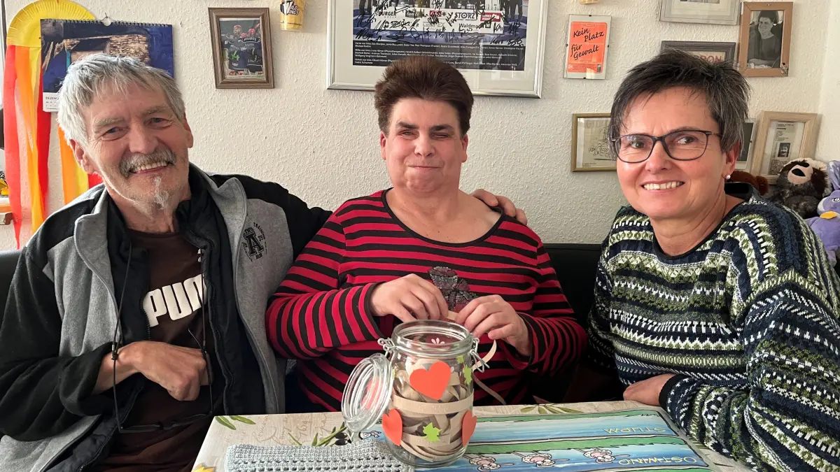 Jürgen und Sabine Ludi mit Simone Moosmann (rechts). Moosmann bereichert mit ihrer Assistenz das selbstbestimmte Leben des Sulzer Ehepaars.