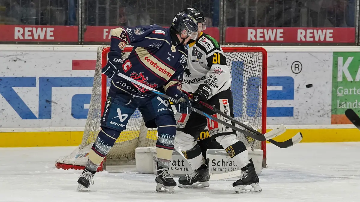 Die Ulm/Neu-Ulmer Devils (blau) vermissen derzeit Durchschlagskraft in der Offensive.