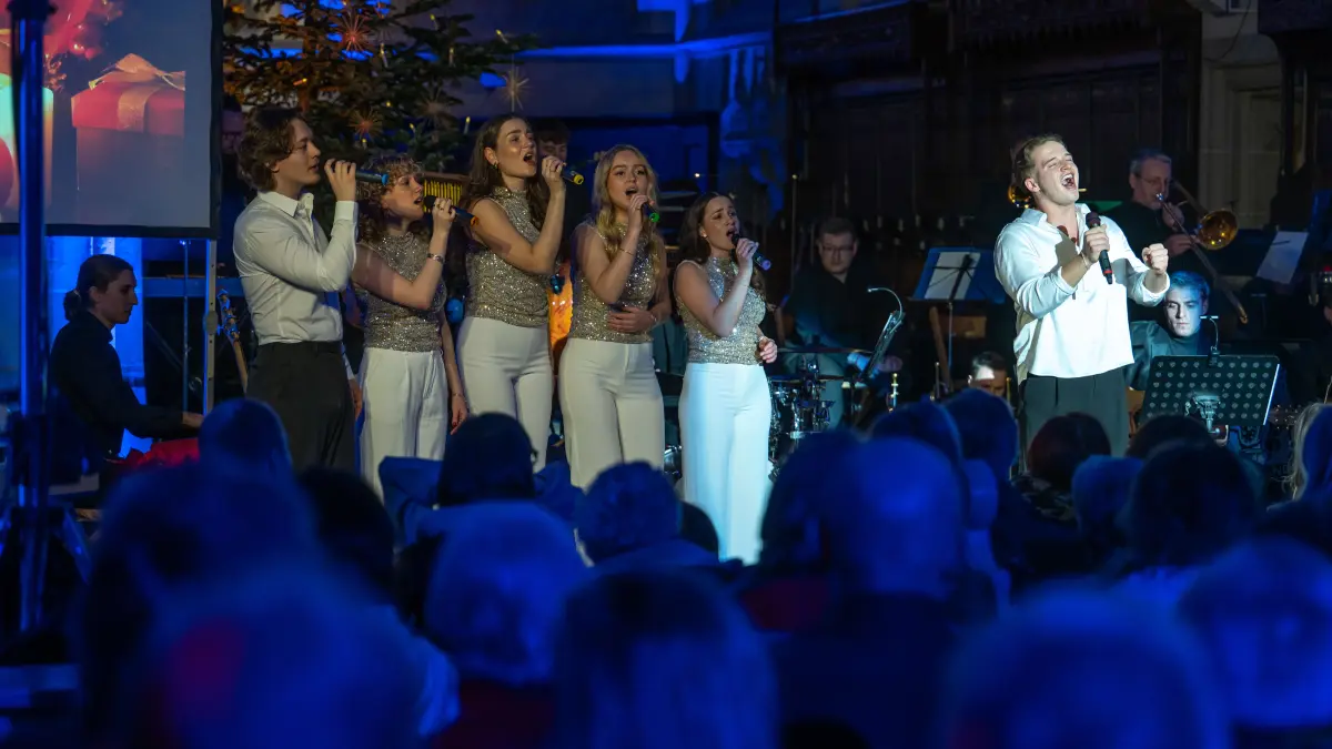GP, Oberhofenkirche: Abendgottesdienst für Ausgeschlafene - Christmas in the Air. Mit Lumberjack Bigband und Musicalschule On Stage.