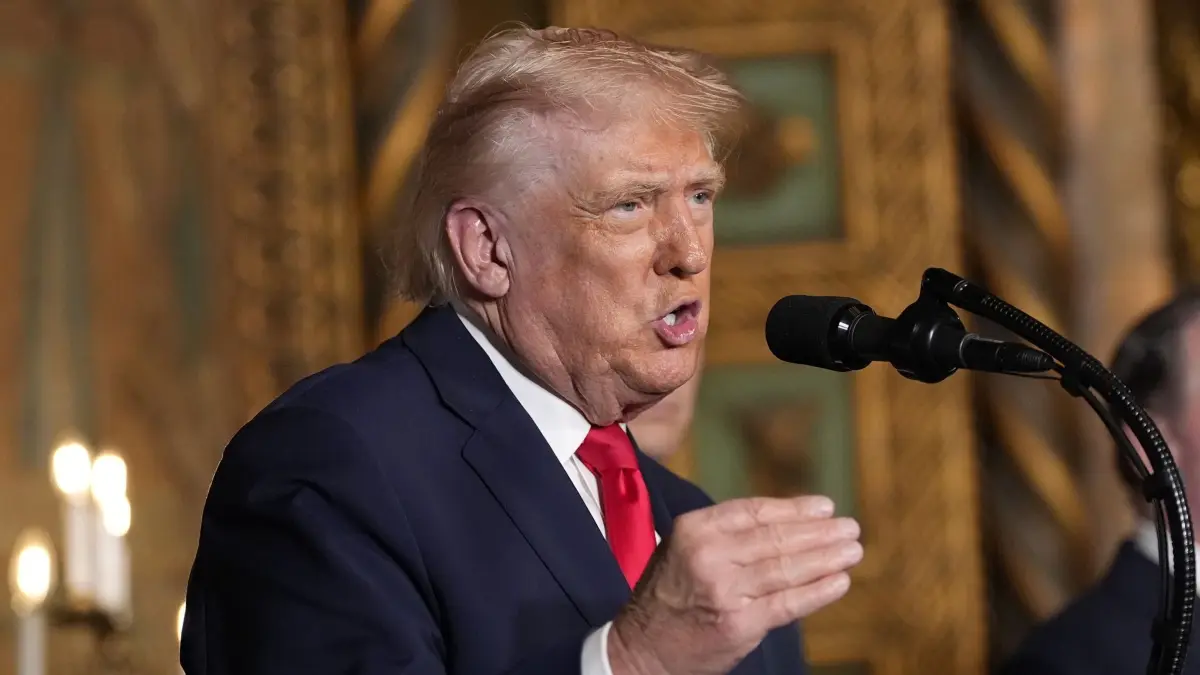Trump: ARCHIV - 22.12.2025, USA, Palm Beach: Präsident Donald Trump spricht in seinem Club Mar-a-Lago zu den Medien. (zu dpa: «Trump vor Treffen mit Selenskyj: Habe mit Putin telefoniert») Foto: Alex Brandon/AP/dpa +++ dpa-Bildfunk +++