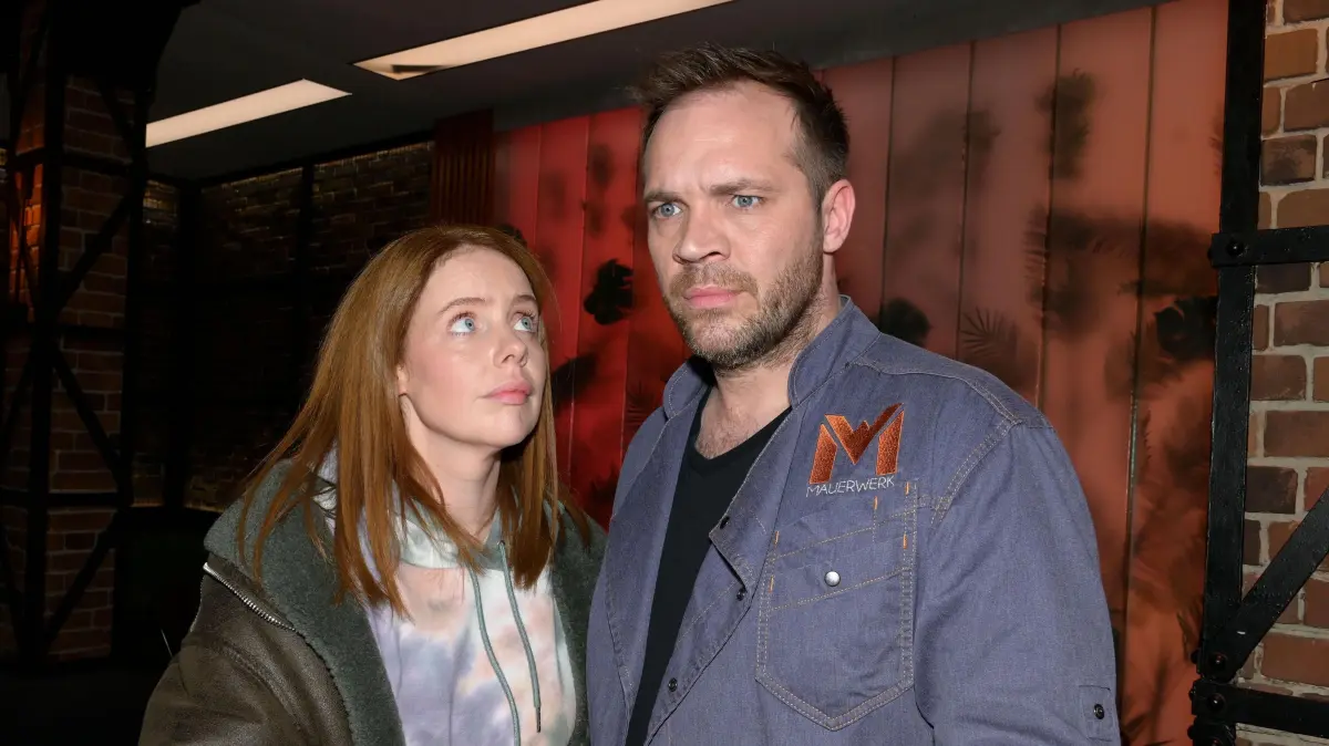 Toni (Olivia Marei) ahnt nicht, dass Erik (Patrick Heinrich) sie betrogen hat.