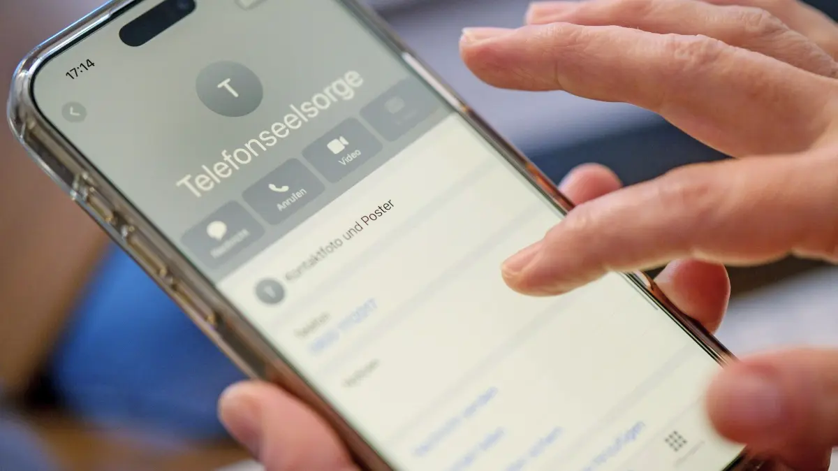 Telefonseelsorge: „Die Haut wird ueber die Feiertage noch duenner“: Eine Person waehlt die Nummer der Telefonseelsorge (Foto vom 23.09.2025). Am Abend, wenn es still wird, klingeln die Telefone in den Telefonseelsorgestellen besonders haeufig. Wenn andere in den Familien Weihnachten feiern und die eigene Einsamkeit ueberhandnimmt, bleibt oft als letzter Ausweg nur noch die Telefonseelsorge. Ueber ein Viertel der Anrufenden leidet an Einsamkeit, weiss Josef Stautner. Seit zehn Jahren leitet der Theologe die Telefonseelsorge in Ostbayern - mit 10.000 Beratungsgespraechen pro Jahr. (Siehe epd-Gespraech vom 29.12.2025) *** Local Caption *** 00531452