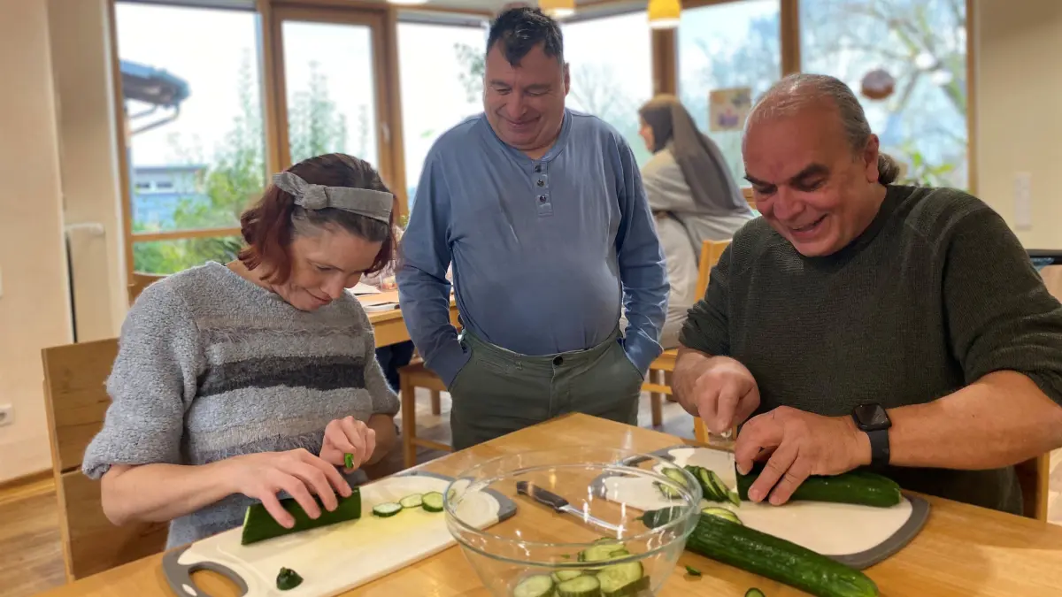 Klaus Peter Leib (rechts) ist mit seiner Lebenserfahrung, seiner Leidenschaft fürs Kochen und seinem Esprit eine Bereicherung für die Weckelweiler Gemeinschaften.