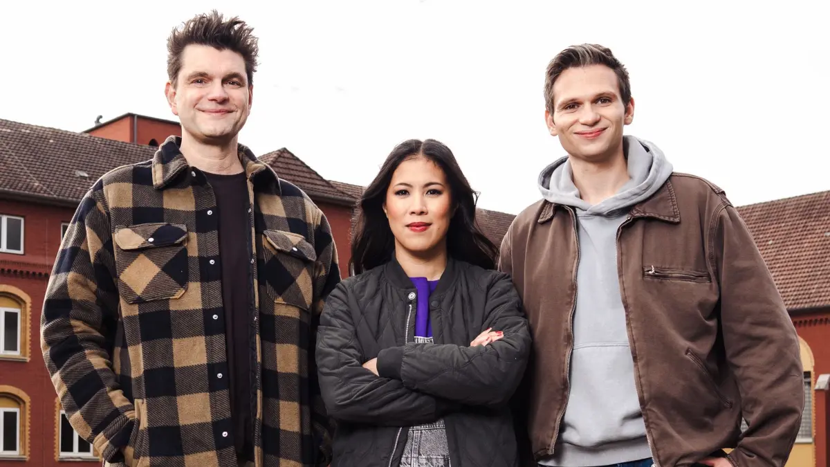 Mai Thi Nguyen-Kim (Mitte) mit Lutz van der Horst (l.) und Fabian Köster vor dem „Nicht nachmachen!“-Drehschauplatz: ein altes Kloster ins Arnsberg. ⇥Foto: ZDF/Ben Knabe