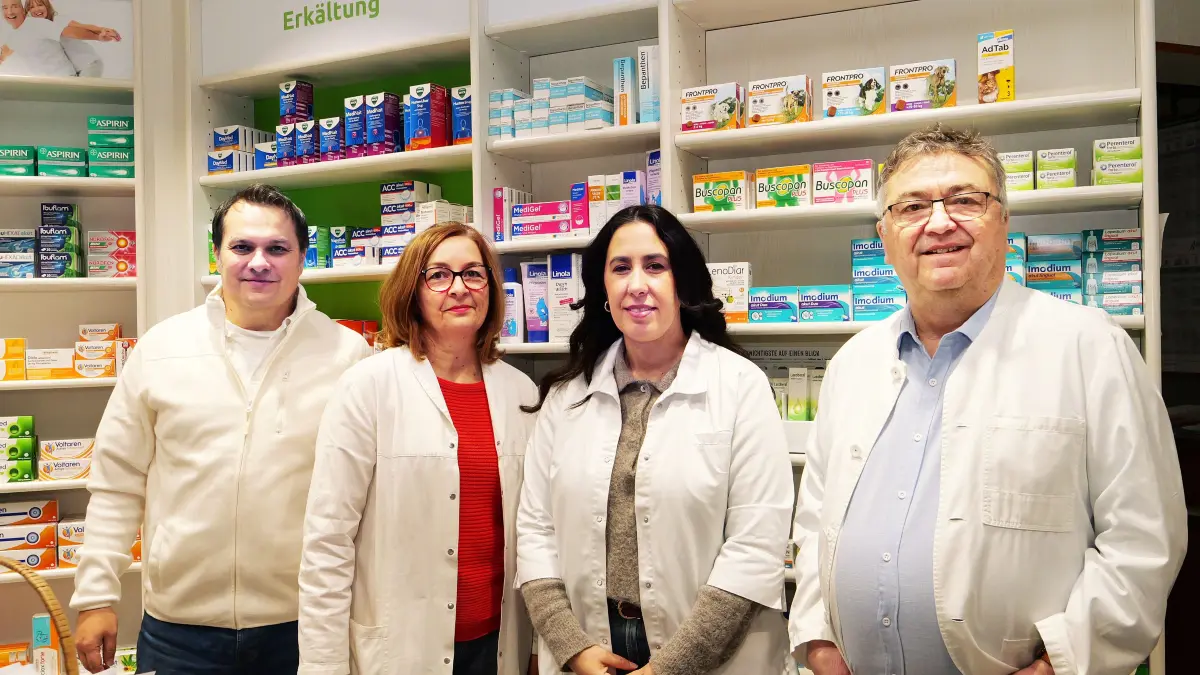Thomas Pfister (von links), Birgit Blatter, Songül Dündar und Hans-Joachim Hofmann sind nur vier im 15-köpfigen Team der Langenwand-Apotheke, die Hofmann vor 25 Jahren übernommen und weiter ausgebaut hat.