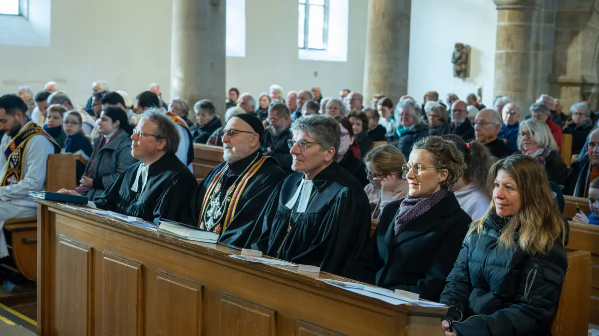 Faurndau, Stiftskirche: Abschlusskottesdienst 1150 Jahre Faurndau, mit Landesbischof Gohl, Kinder- und Kirchenchor, Bezirksbläser und Chor Mor Afrem, anschließend Empfang im Alten Farrenstall, Schmuck
