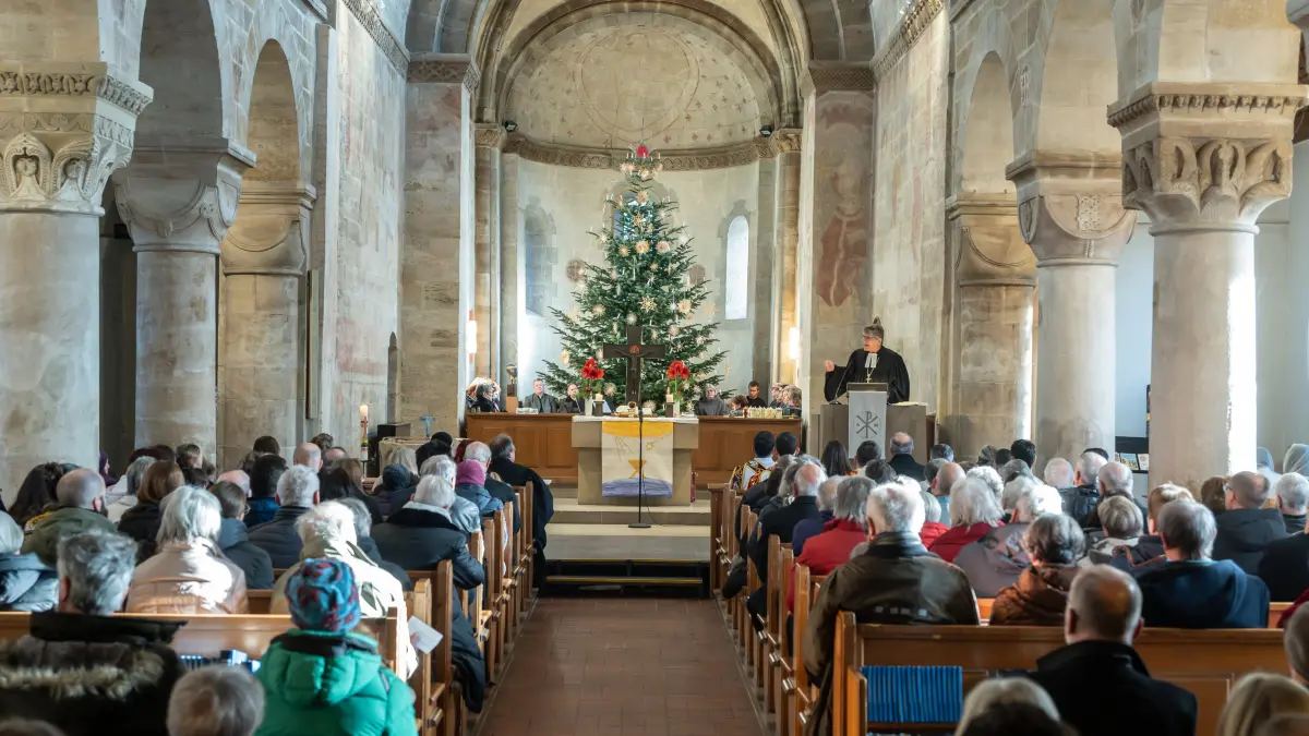 Faurndau, Stiftskirche: Abschlusskottesdienst 1150 Jahre Faurndau, mit Landesbischof Gohl, Kinder- und Kirchenchor, Bezirksbläser und Chor Mor Afrem, anschließend Empfang im Alten Farrenstall, Schmuck