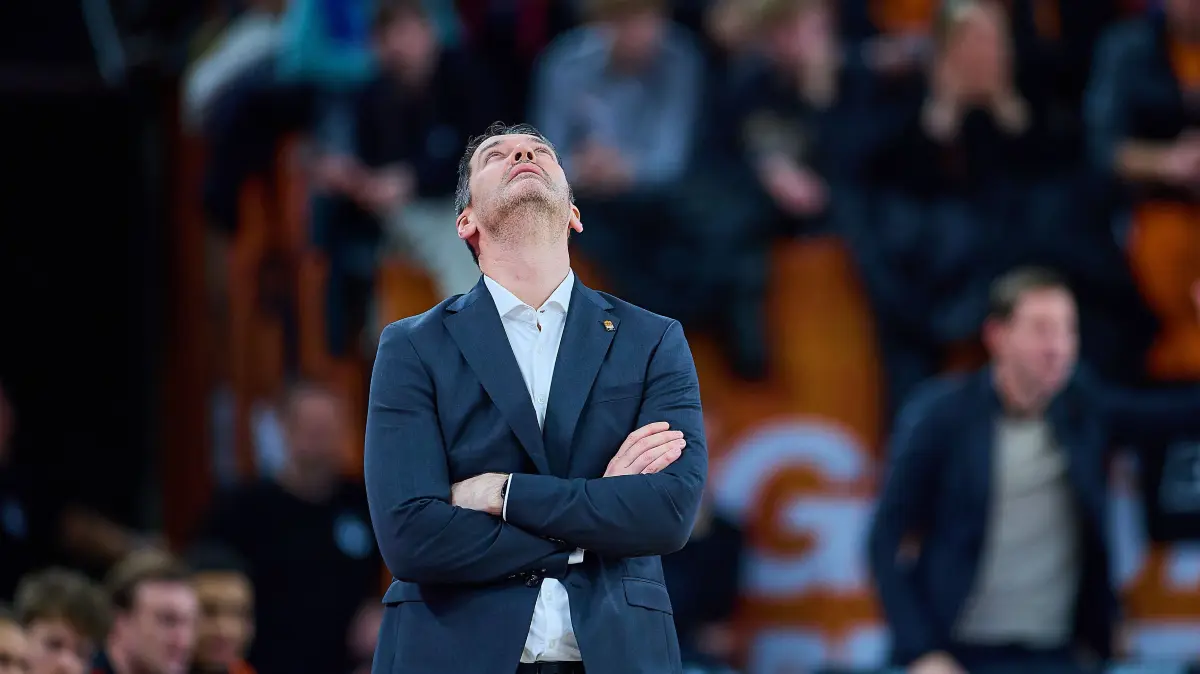 GER, ratiopharm ulm vs. Fitness First Wuerzburg Baskets, Basketball, 13. Spieltag, EasyCredit Bundesliga, Spielzeit 2025/2026, 29.12.2025 : Ty Harrelson (ratiopharm ulm, Head Coach) blickt zur Decke
GER, ratiopharm ulm vs. Fitness First Wuerzburg Baskets, Basketball, 13. Spieltag, EasyCredit Bundesliga, Spielzeit 2025/2026, 29.12.2025
Foto: Eibner-Pressefoto/Gerald Oelze-de Stoppany