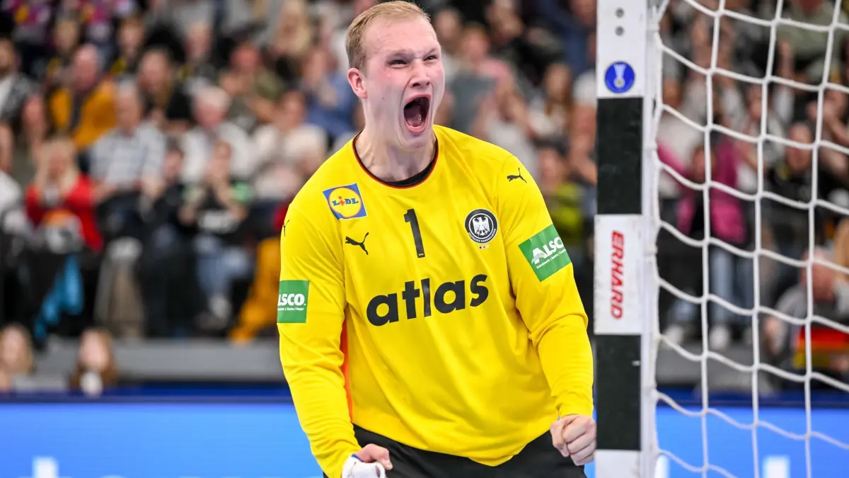 Deutschland - Island: ARCHIV - 02.11.2025, Bayern, München: Handball: Länderspiel, Deutschland - Island, SAP Garden. Torwart David Späth (Deutschland) jubelt nach einem gehaltenen Ball. (zu dpa: ««In guter Position»: Löwen wieder mit Chancen auf Europa») Foto: Harry Langer/dpa +++ dpa-Bildfunk +++