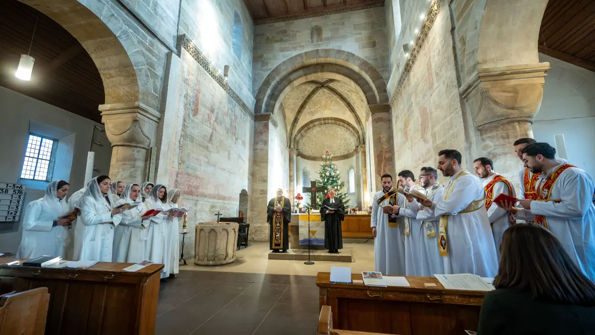Faurndau, Stiftskirche: Abschlusskottesdienst 1150 Jahre Faurndau, mit Landesbischof Gohl, Kinder- und Kirchenchor, Bezirksbläser und Chor Mor Afrem, anschließend Empfang im Alten Farrenstall, Schmuck