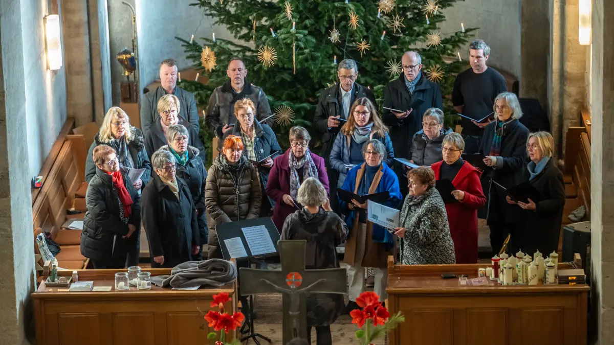 Faurndau, Stiftskirche: Abschlusskottesdienst 1150 Jahre Faurndau, mit Landesbischof Gohl, Kinder- und Kirchenchor, Bezirksbläser und Chor Mor Afrem, anschließend Empfang im Alten Farrenstall, Schmuck