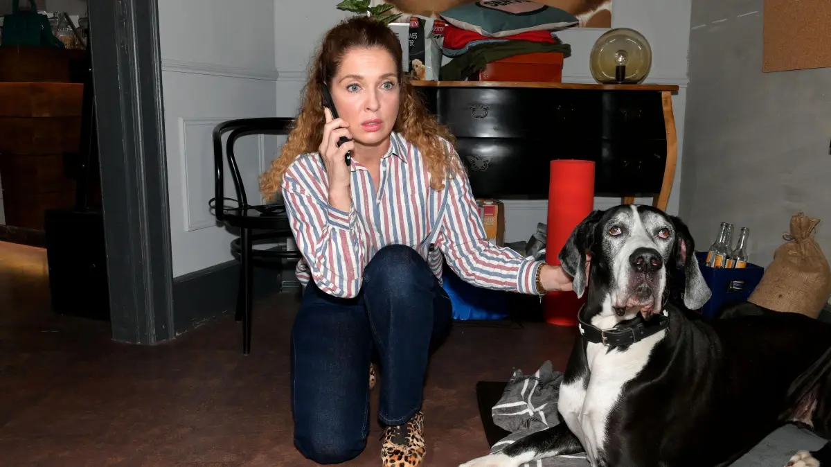 Nina (Maria Wedig) hat den Hund Tolstoi entführt.