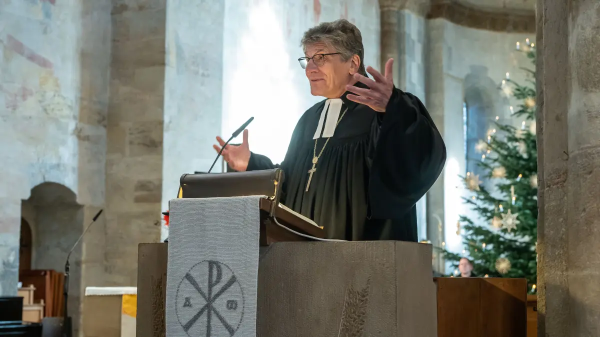 Faurndau, Stiftskirche: Abschlusskottesdienst 1150 Jahre Faurndau, mit Landesbischof Gohl, Kinder- und Kirchenchor, Bezirksbläser und Chor Mor Afrem, anschließend Empfang im Alten Farrenstall, Schmuck