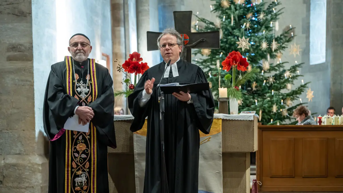 Faurndau, Stiftskirche: Abschlusskottesdienst 1150 Jahre Faurndau, mit Landesbischof Gohl, Kinder- und Kirchenchor, Bezirksbläser und Chor Mor Afrem, anschließend Empfang im Alten Farrenstall, Schmuck
