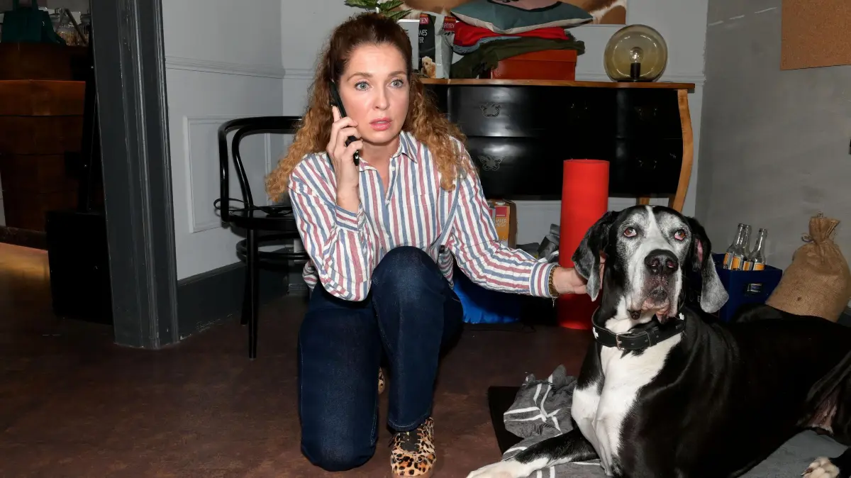 Nina (Maria Wedig) kommt bei dem Hund "Tolstoi" an ihre organisatorischen Grenzen.
+++ Die Verwendung des sendungsbezogenen Materials ist nur mit dem Hinweis und Verlinkung auf RTL+ gestattet. +++