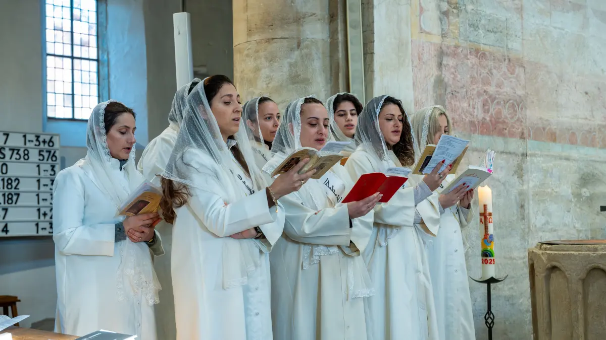Faurndau, Stiftskirche: Abschlusskottesdienst 1150 Jahre Faurndau, mit Landesbischof Gohl, Kinder- und Kirchenchor, Bezirksbläser und Chor Mor Afrem, anschließend Empfang im Alten Farrenstall, Schmuck
