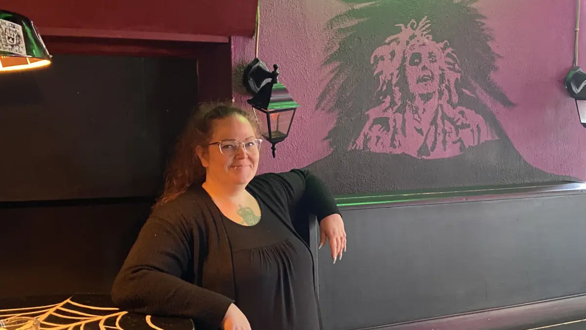 Im März 2026 wird die „Beetle Bar“ schließen. Heimlicher Renner: Eistee. Denn bei weitem nicht alle Gäste sind nur wegen des Alkohols hier, sagt Inhaberin Jasmin Schlegel.
