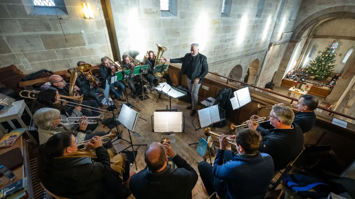 Faurndau, Stiftskirche: Abschlusskottesdienst 1150 Jahre Faurndau, mit Landesbischof Gohl, Kinder- und Kirchenchor, Bezirksbläser und Chor Mor Afrem, anschließend Empfang im Alten Farrenstall, Schmuck
