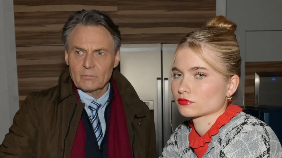 Für Jo Gerner (Wolfgang Bahro) ist bei dem Treffen mit Johanna (Charlott Reschke) die Spannungen der Geschwister deutlich spürbar.