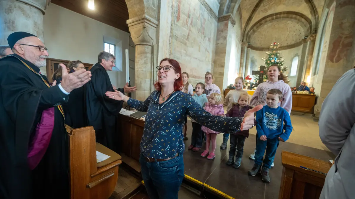 Faurndau, Stiftskirche: Abschlusskottesdienst 1150 Jahre Faurndau, mit Landesbischof Gohl, Kinder- und Kirchenchor, Bezirksbläser und Chor Mor Afrem, anschließend Empfang im Alten Farrenstall, Schmuck