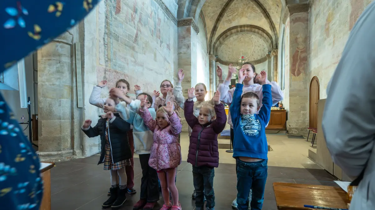 Faurndau, Stiftskirche: Abschlusskottesdienst 1150 Jahre Faurndau, mit Landesbischof Gohl, Kinder- und Kirchenchor, Bezirksbläser und Chor Mor Afrem, anschließend Empfang im Alten Farrenstall, Schmuck