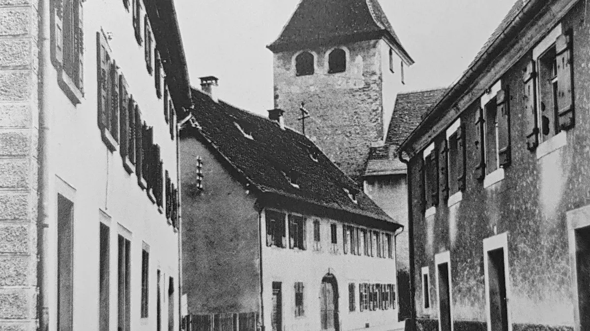 Die Kirche St. Michael in Oberndorf vor der Erweiterung 1926, links davor das Pfarrhaus, das Haßler bewohnte.