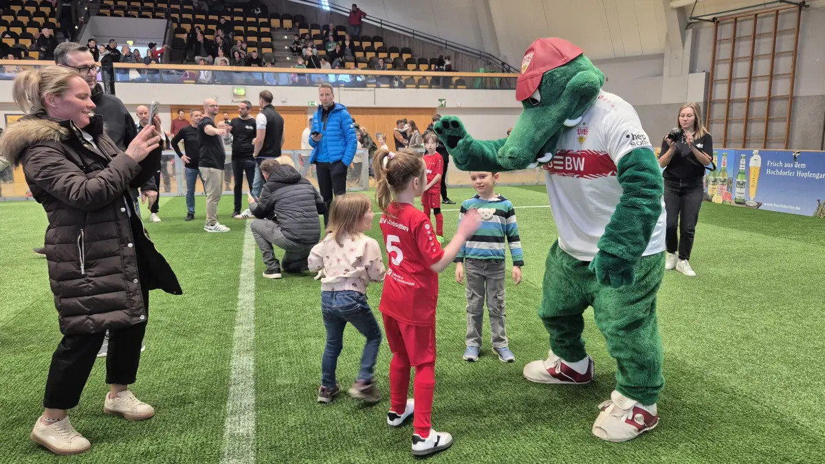 War gestern der umworbene Star in der Hohenberghalle: das VfB-Maskottchen Fritzle.