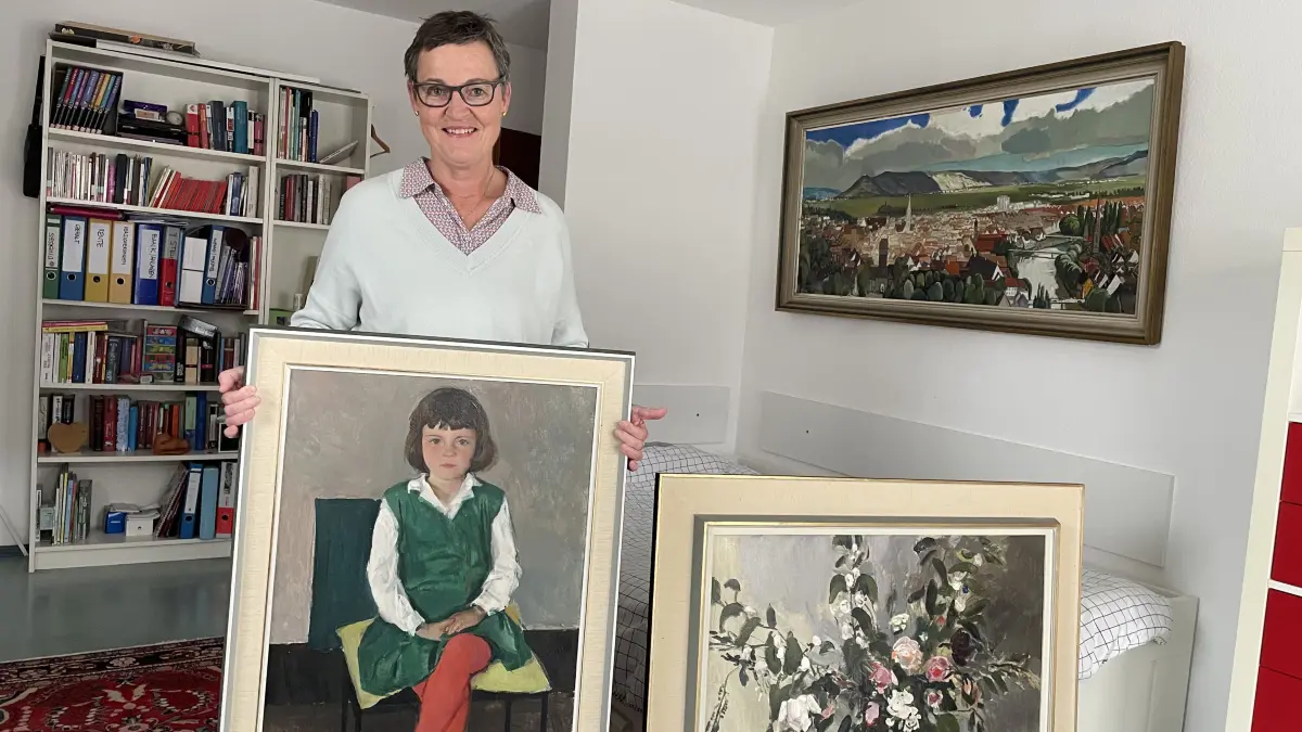 Dorothee Haas mit ihrem Kinderportrait und einem Stillleben von Attila Demjén.