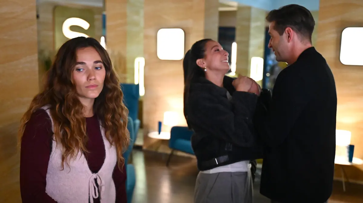 Joana (Josephine Martz, l.) entzieht sich überfordert, als Deniz' (Igor Dolgatschew) und Charlies (Shaolyn Fernandez) Wiedersehensfreude ihr einen Stich versetzt.