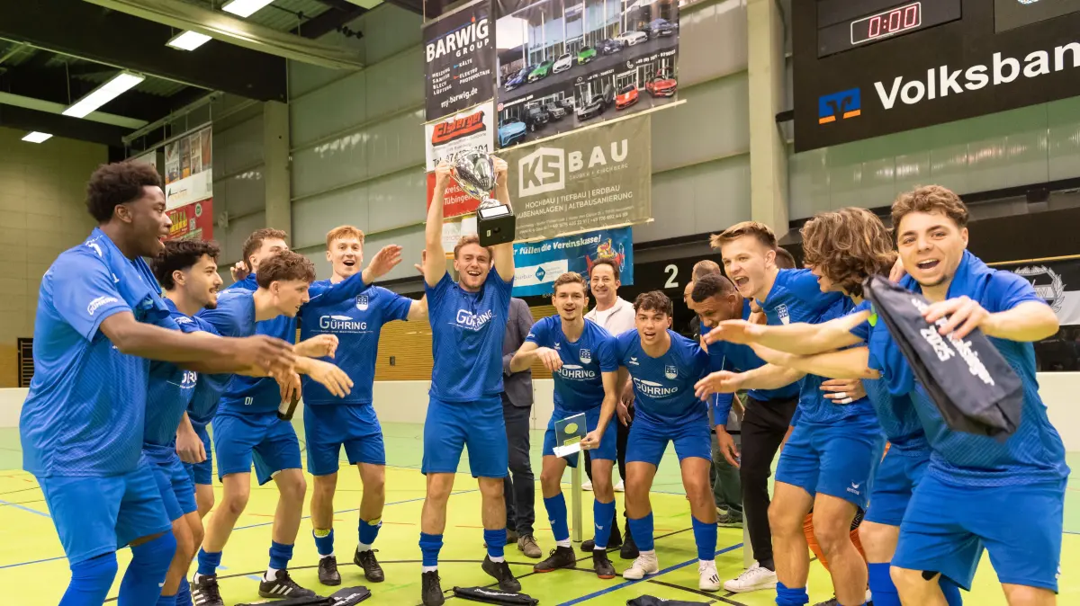 GER, FC Rottenburg vs. TuS Ergenzingen, 48. Rottenburger Stadtpokal 2025, Fussball, Herren, Finale, Hallenfussball-Stadtmeisterschaften, 30.12.2025: Der TuS Ergenzingen Rottenburg Stadtpokalsieger 2025 feiert und bejubelt den Sieg.
Uebergabe des Pokals, Jubel, Freude.
GER, FC Rottenburg vs. TuS Ergenzingen, 48. Rottenburger Stadtpokal 2025, Fussball, Herren, Finale, Hallenfussball-Stadtmeisterschaften, 30.12.2025,
Foto: Eibner-Pressefoto/Wolfgang Frank
