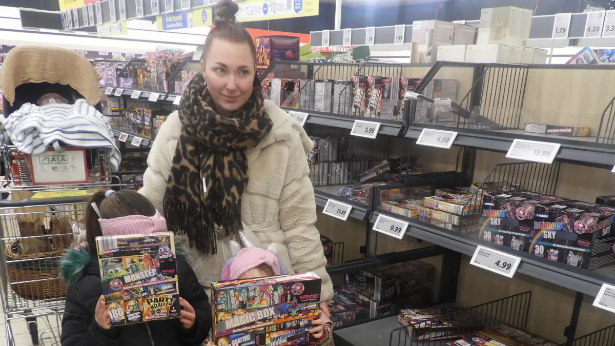 Eine Mutter kauft in Empfingen für ihre Kinder Silvesterfeuerwerk ein.