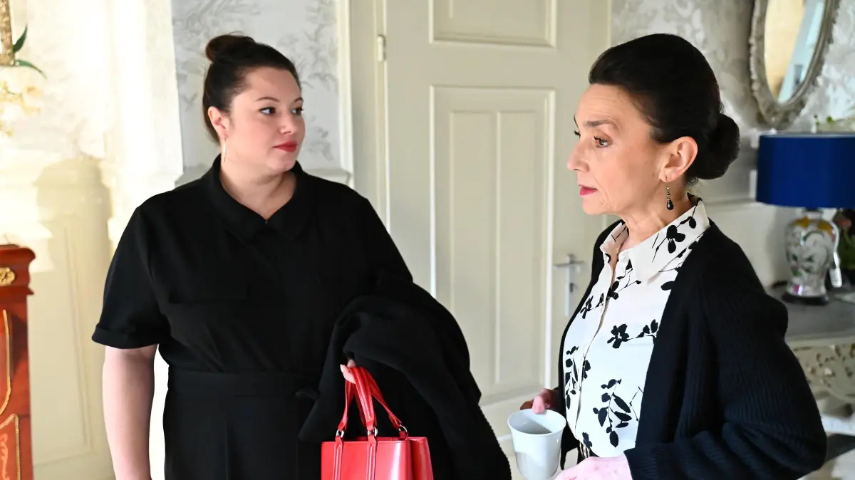 Vanessa (Julia Augustin, l.) verordnet Simone (Tatjana Clasing) besorgt etwas Ablenkung. Ihre Angst um Richard wächst.