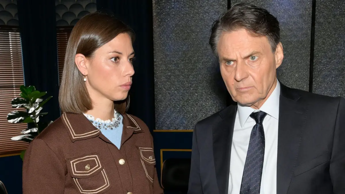 Matilda (Anna-Katharina Fecher) redet auf ihren Vater Jo Gerner (Wolfgang Bahro) ein.