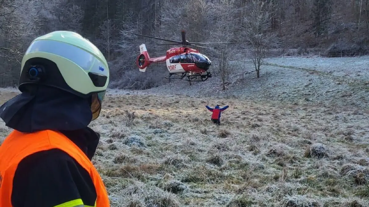 Rettungseinsatz an der Eyach fast erfrorener halbnackter Mann mit Hubschrauber abtransportiert