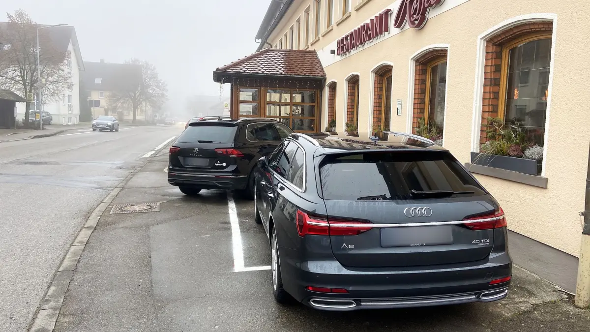 Parken vorm „Rössle“ in Steinenkirch: Mit den Markierungen ist es zumindest besser geworden.