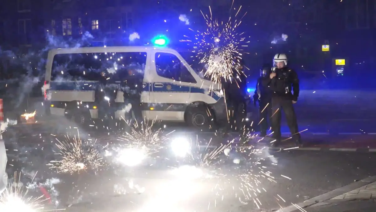 Silvester: ARCHIV - 31.12.2022, Berlin: Polizeibeamte stehen am Silvesterabend hinter explodierendem Feuerwerk. (zu dpa: «Gesetzentwurf: Verschärfung bei Angriffen auf Polizisten») Foto: Julius-Christian Schreiner/TNN/dpa +++ dpa-Bildfunk +++